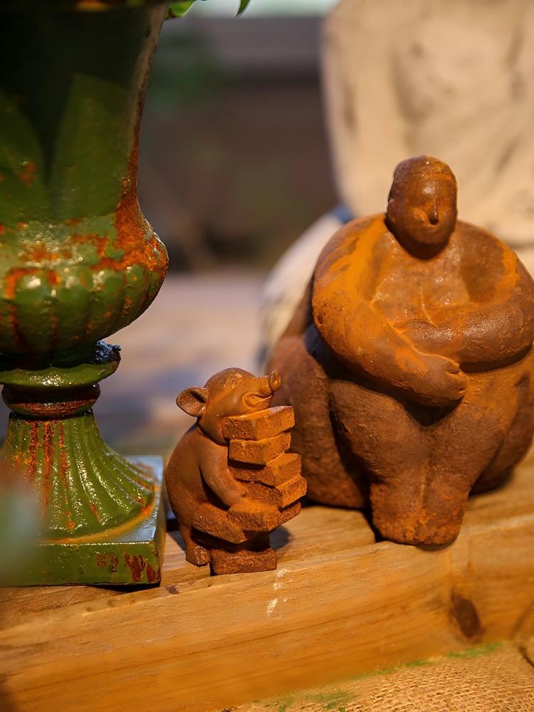 Vintage Collectible Ornaments - Patung Babi Besi Cor Rustic yang
